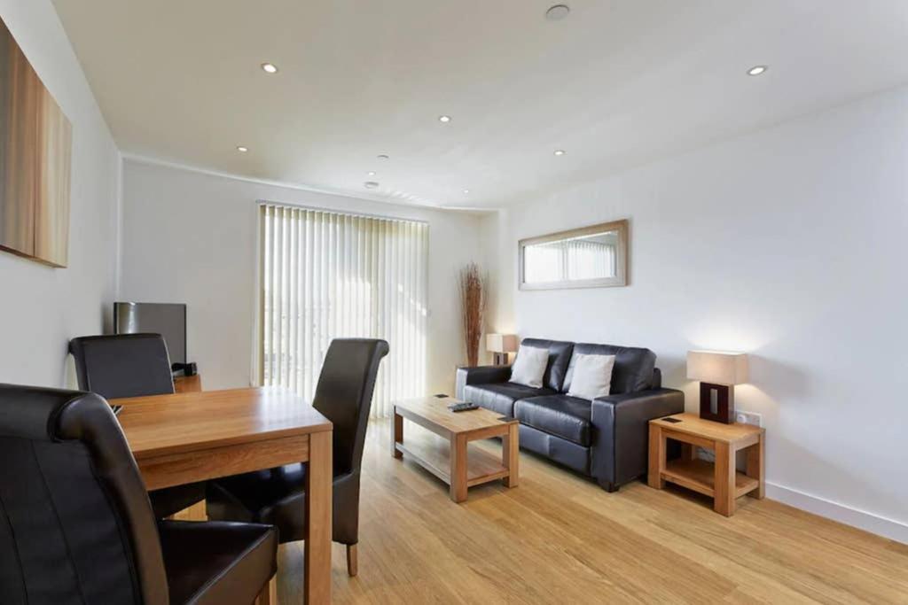 Modern Apartment At Slough Station, London In 18 Mins! Dış mekan fotoğraf